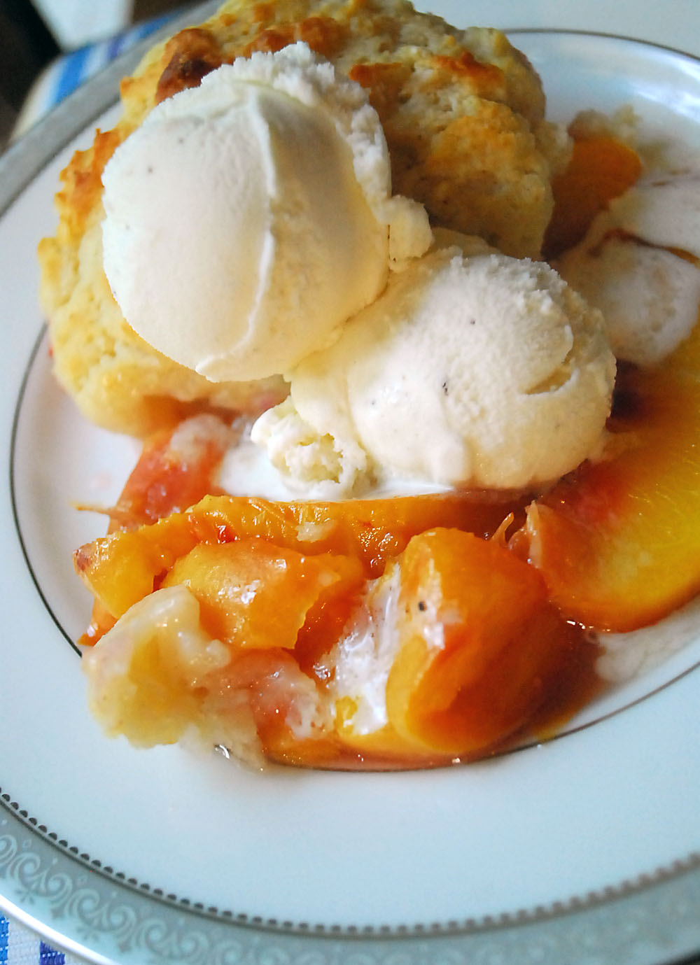 Easy Southern Peach Cobbler ⋆ Two Lucky Spoons