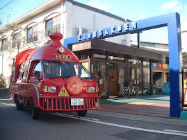 汽車のバスも走ってるよ