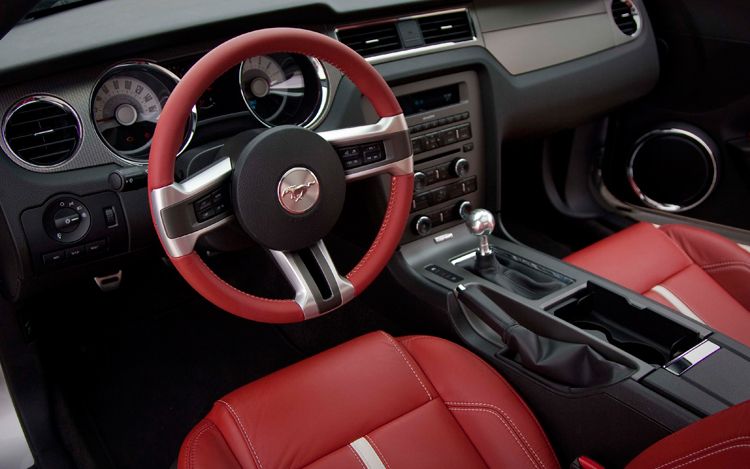 2011-ford-mustang-GT-interior.jpg