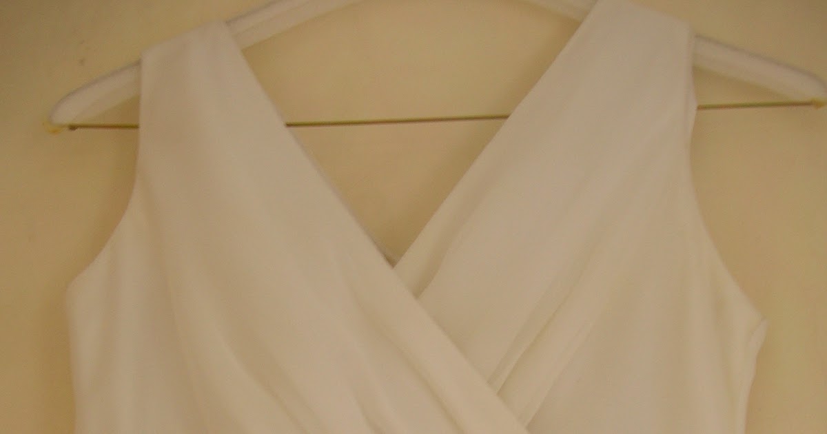 gaun putih dengan detail renda