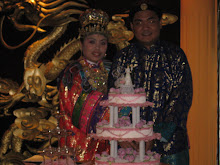 Mr and Mrs Danny Teo  cutting the wedding cake