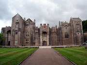 The castle has been home to the Gilbert family including Sir Humphrey . (compton castle in devon)
