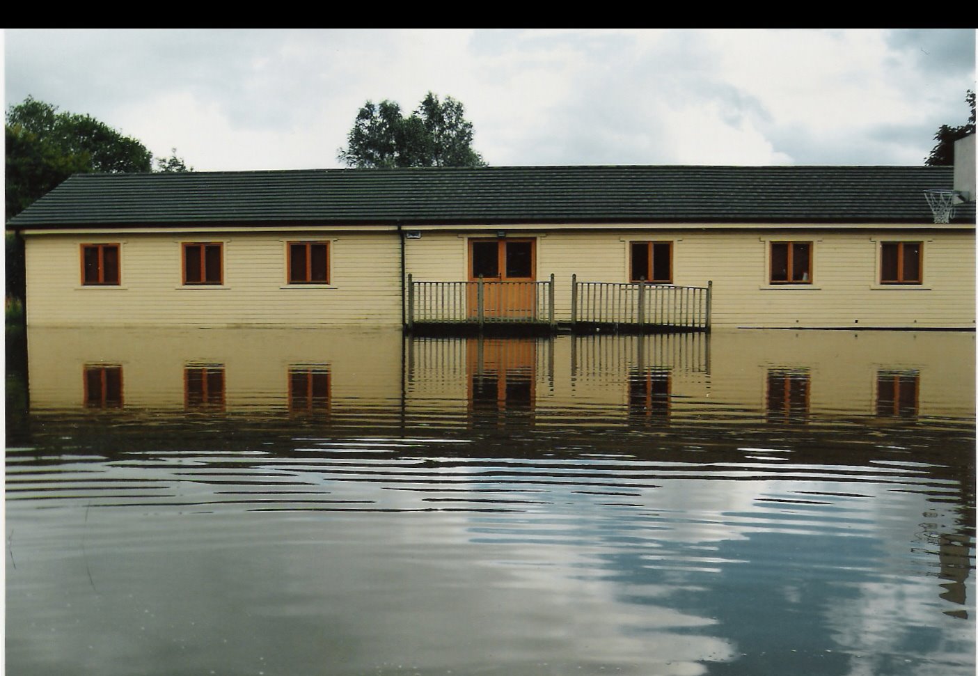 [flood+in+yard.jpg]