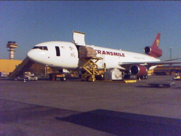 MD-11 being Unloaded