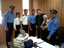 Junto a mi abuelo Yiye y oficiales del cuartel de la policía de Puerto Rico en Arecibo.