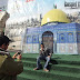 Proibidos de ir a Jerusalém, moradores de Gaza posam com réplica de mesquita