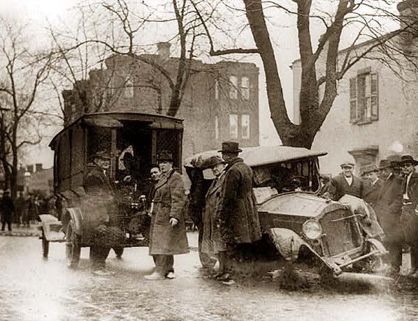 [1a1+-+Bootlegger-Chase-Crash.jpg]