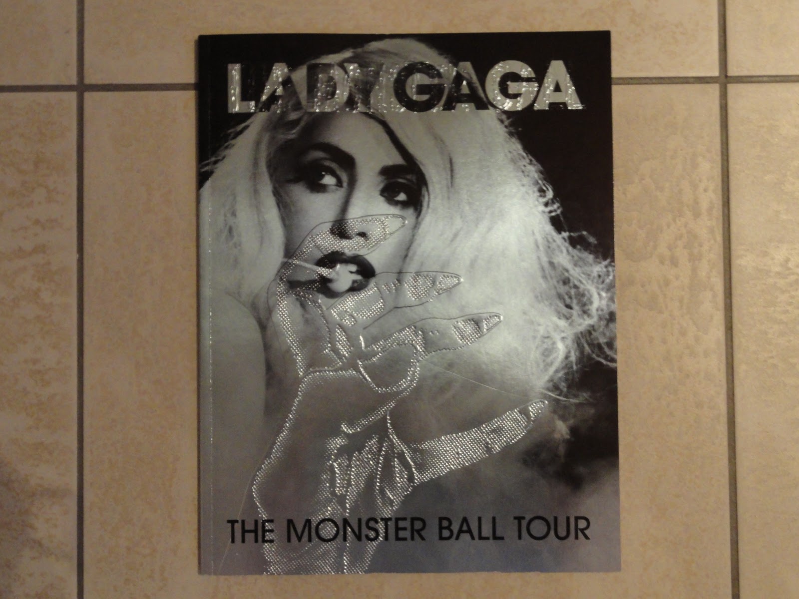 Lady Gaga >> Tu colección de Lady Gaga [VIII] - Página 12 Tourbook+MonsterBall+new+version