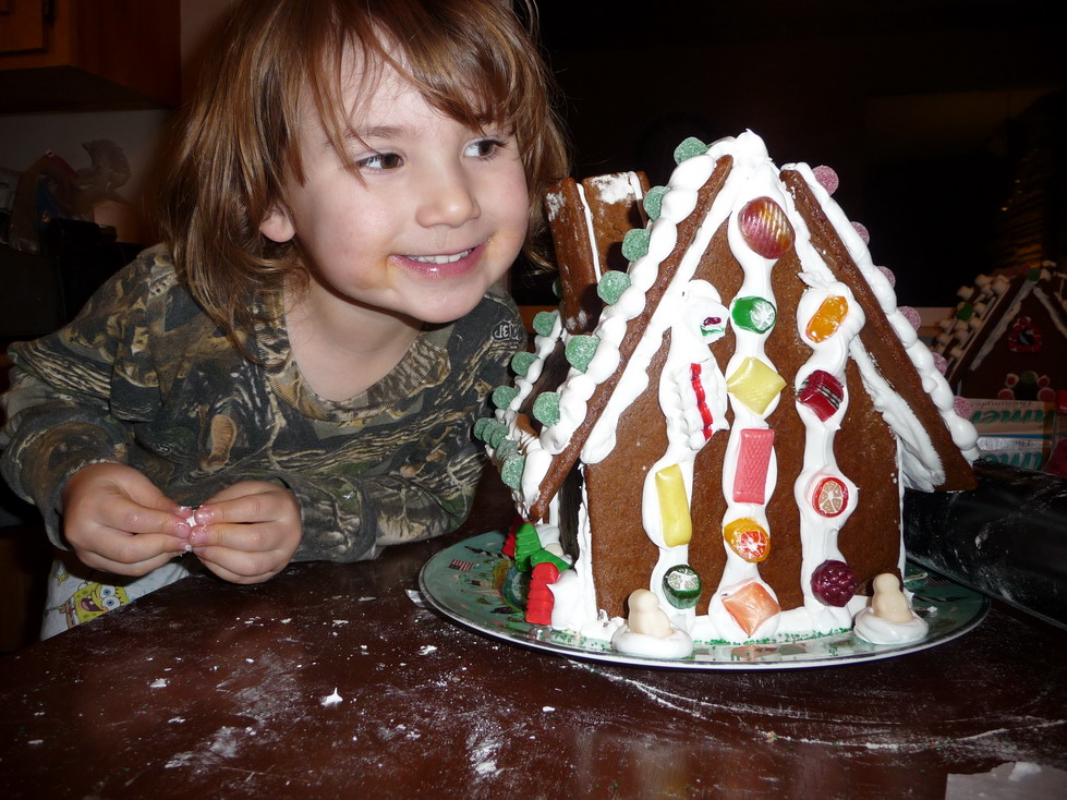 [lila+with+gingerbread+house.JPG]