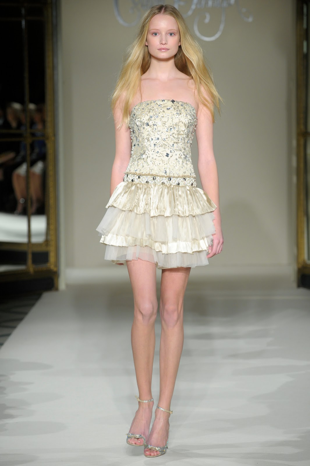 http://1.bp.blogspot.com/_EdTLsV4aqiE/TOxoD6tCY7I/AAAAAAAAAUY/4kN-4e_4tew/s1600/collette_dinnigan_ss11_658.jpg