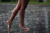 Solo, caminar bajo la lluvia y pensar :)