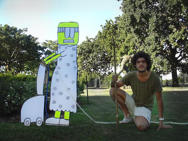 Ayudando a Edith a cortar el pasto en Plaza Francia.