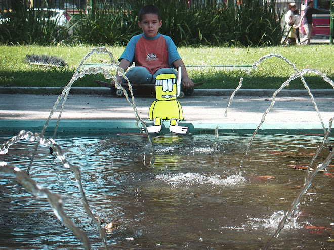 BUCEANDO EN LA FUENTE DE AGUA.