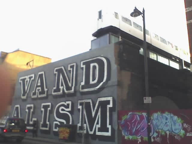 [Vandalism+and+tube+train,+off+Great+Eastern+Street+-+27-09-07_1733.jpg]