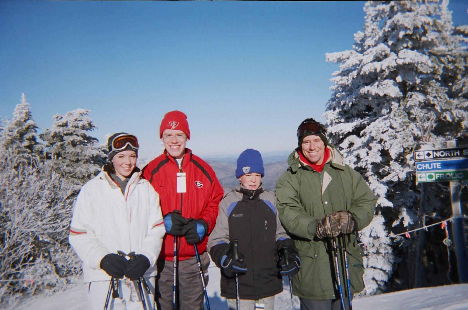 [Family+Skiing.jpg]