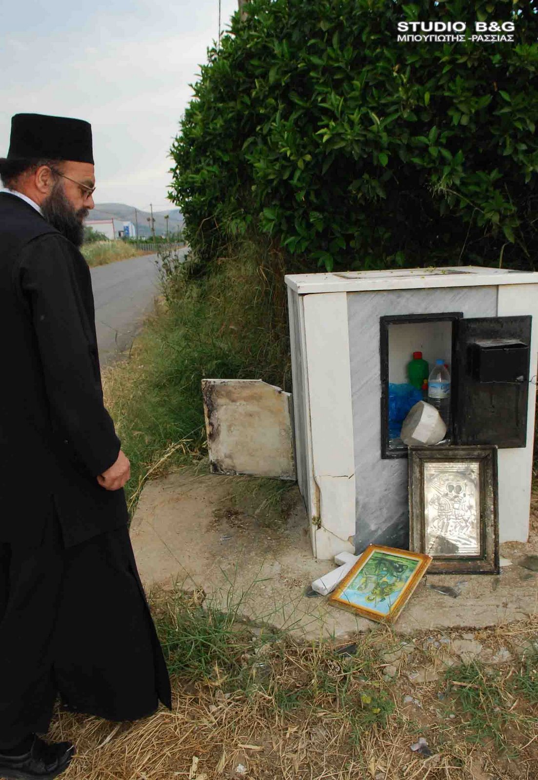 [ZHMIES_SE_IKONOSTASIA_MPERMPAKAS_AG_TRIADA1.jpg]