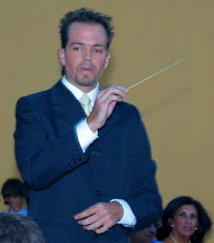 Pérez Silva diriéndo una de sus marchas procesionales.