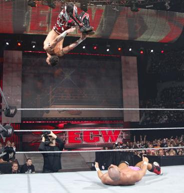 WWE Monday Night RAW. Resultados 1/Marzo/2011 Shooting+star+press+evan+bourne