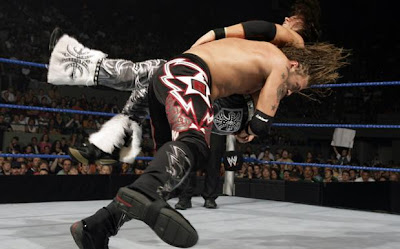WWE Monday Night RAW. Resultados 1/Marzo/2011 Edge+spear+morrison
