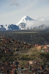 Le volcan Illimani veille sur La Paz