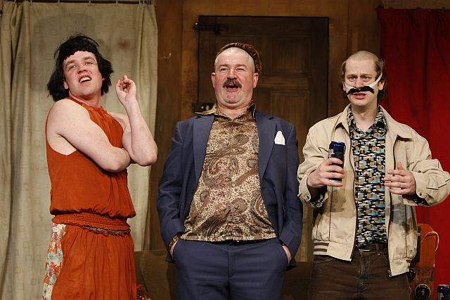 [042008walworthfarce.JPG]