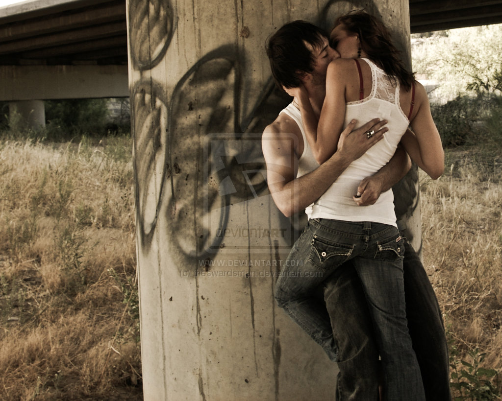 Парни и девушки высоко в горах трахаются на природе Парни и девушки высоко в горах трахаются на природе