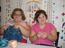 Mari y Mechu trabajando para la feria