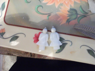 Here both doll beads have their skirts on