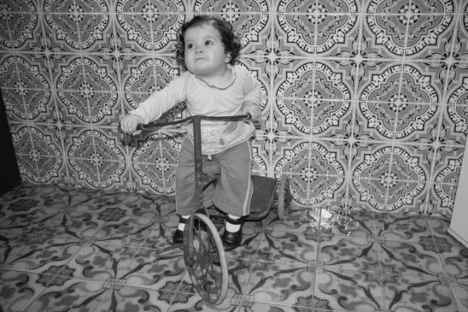 Criança andar de triciclo