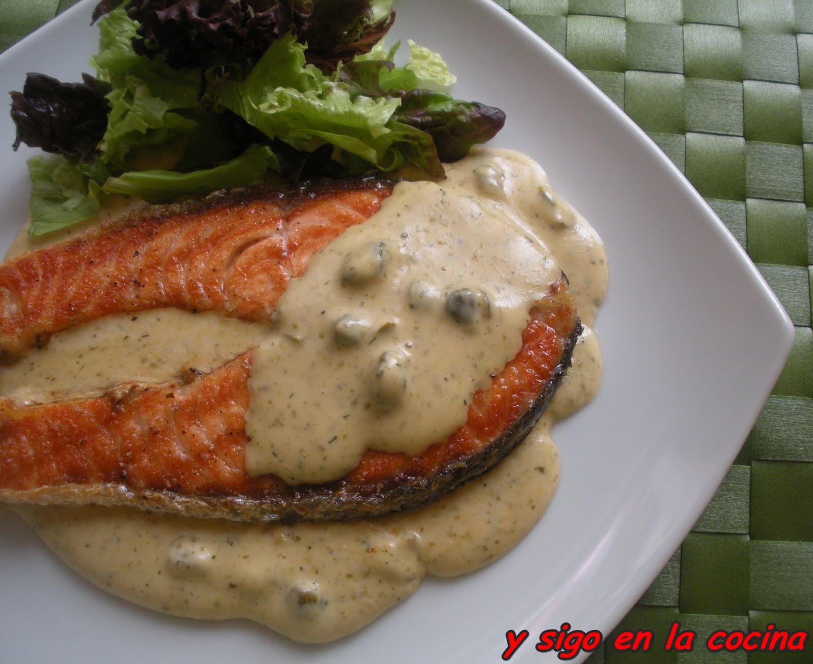 y sigo en la cocina Salmón con salsa de alcaparras