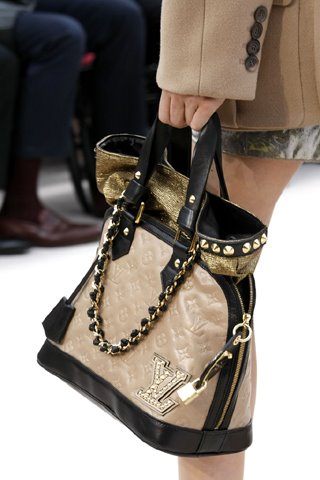 [vuitton+fall+winter+2009+2010+bag+23.jpg]