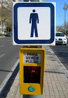 Homenet passant del valencià