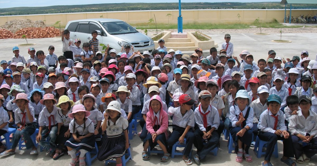 CHUNG TA HAY CUNG CHUNG TAY VI HOAT DONG TU THIEN: Trao hoc bong va qua