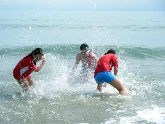 [Playing+waves+2.JPG]