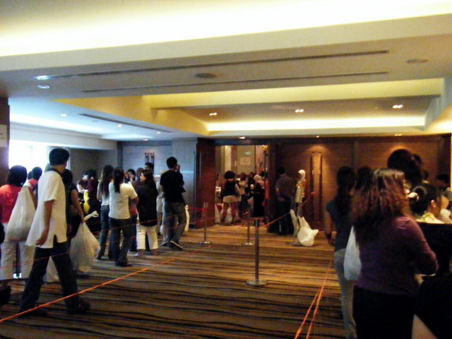 [Queue+to+FJ+Benjamin+Warehouse+Sales+2.JPG]