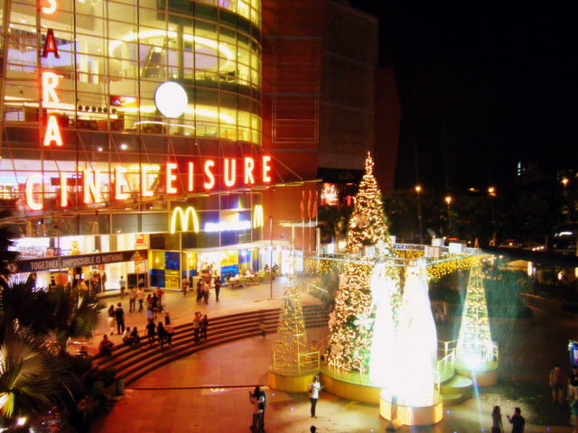 [Christmas+Trees+at+Cineleisure+Damansara.JPG]