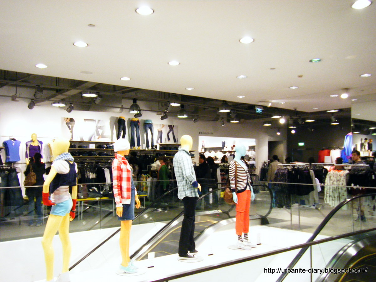 [Inside+H&M+Shanghai+2.JPG]