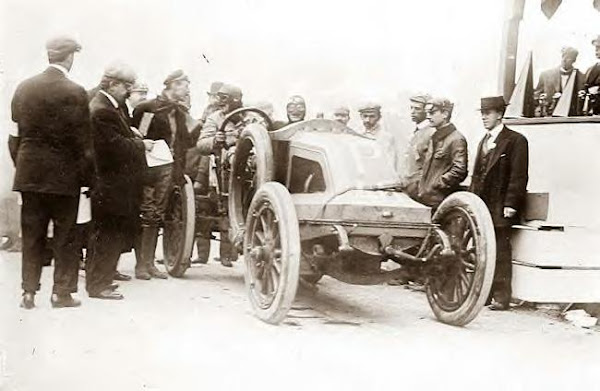 L. Strang in Renault racing car, 10-21-1908