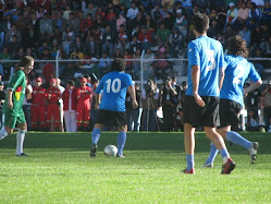 El Gran Diego Maradona dibujando su enorme genialidad en el Hernando Siles