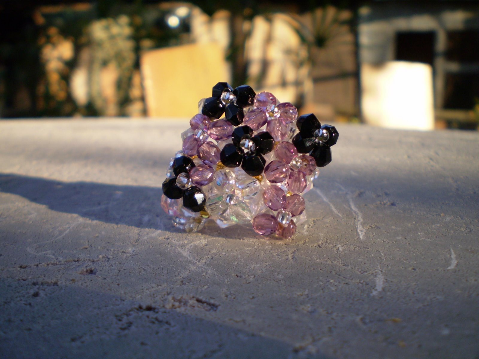 [anel+triangular+lilÃ¡s,preto+e+branco.JPG]