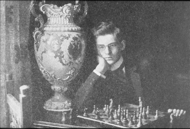 [Alekhine+San+Petersburgo+1909.jpg]