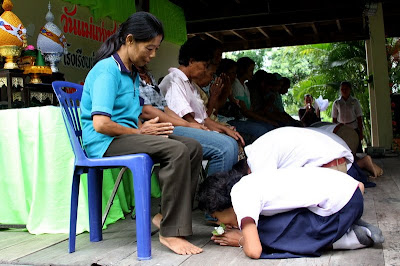 กิจกรรมกราบและมอบดอกมะลิให้แก่
