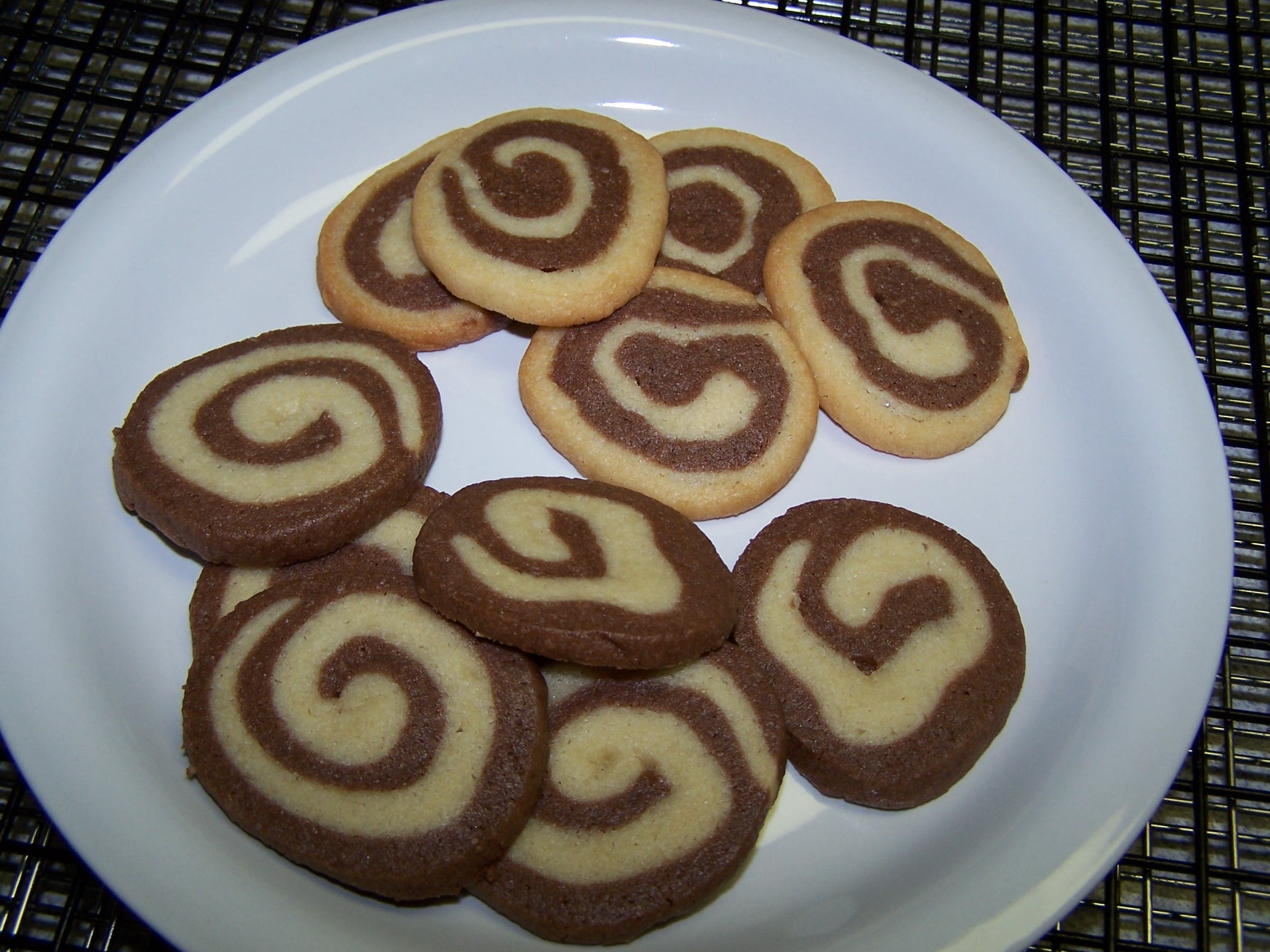 [Chocolate-Vanilla+Pinwheel+cookies.JPG]