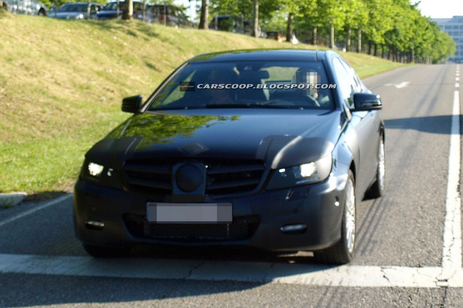 2011-Mercedes-C-Class-Coupe-2.jpg
