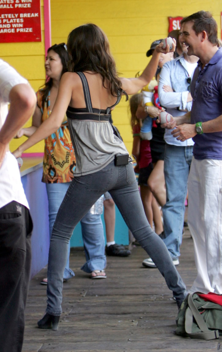 [jessica-alba-ass-lean-1.jpg]