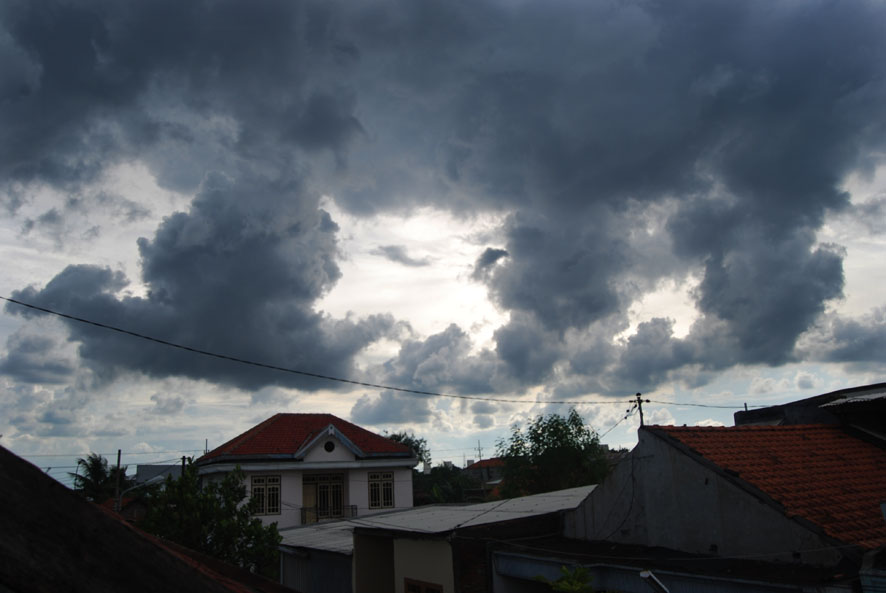 Azhus Mubarock: Mendung Selimuti Pagi