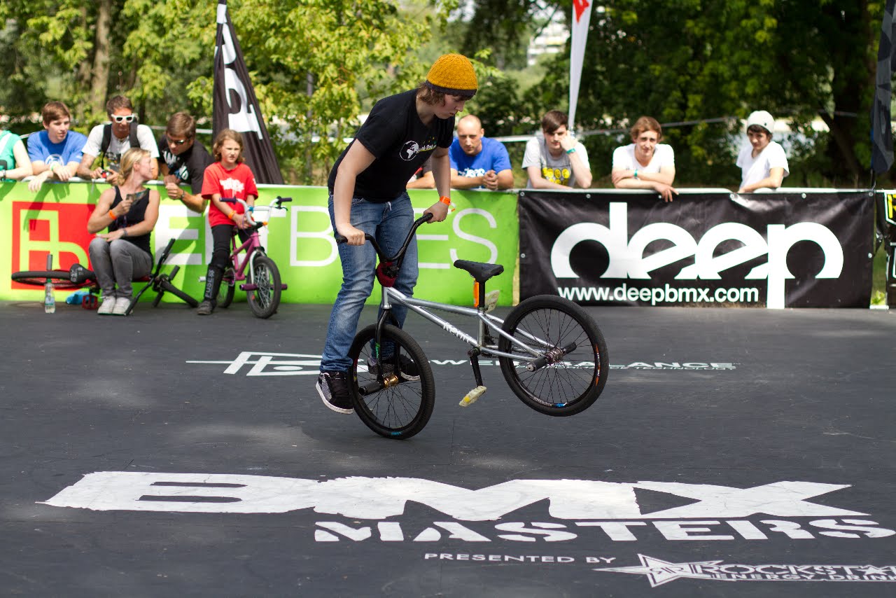 http://1.bp.blogspot.com/_G0D2q2ZWfU0/TI5ykI_QCaI/AAAAAAAAAD4/32hXZlKit5Q/s1600/20100716-BMX_MASTER_2010_FLAT_GIRL0014.jpg