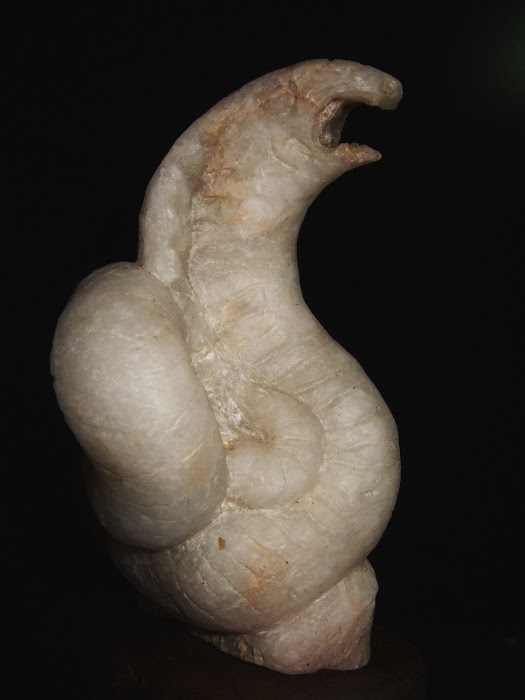 (Rodolfo Orecchio) Statua in alabastro cm 12 d'altezza raffigurante un cobra