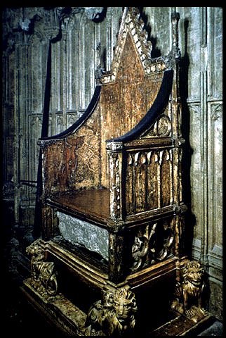 La pierre de la destinée sous la chaise du couronnement à Westminster