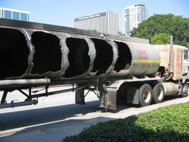 [QueenswayExplodingTanker3.JPG]